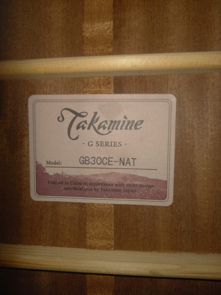 Basse acoustique Takamine