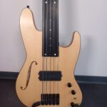 Basse 5 cordes, corps creux, fretless, micro piezo fabriquée en 2025