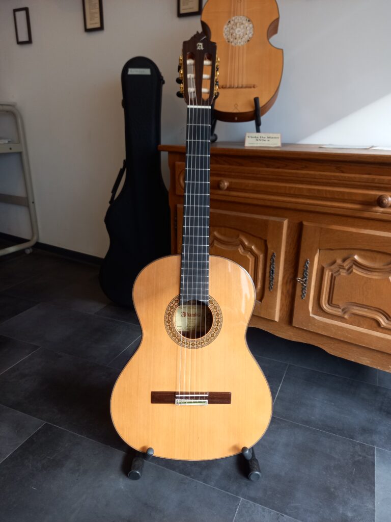 Guitare Alhambra 8p d'occasion